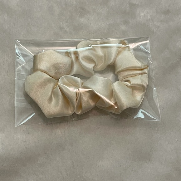 Mulberry silk hair scrunchie - Picture 5 of 5